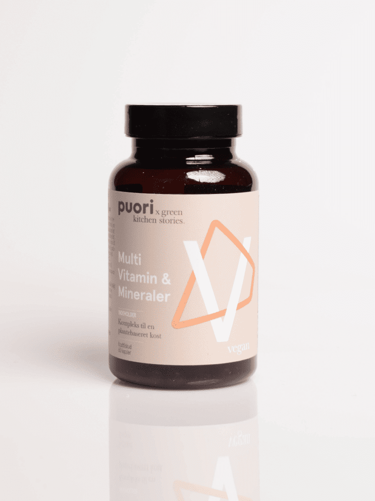 Brun glasflaske med sort låg og beige label: Puori multivitamin og mineraler, vegansk kosttilskud