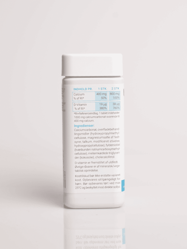 Hvid kosttilskudbeholder med dansk etiket, næringsindhold for calcium og D‑vitamin