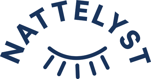 NATTELYST logo med buet tekst og stiliseret lukkede øjne med vipper i mørkeblå