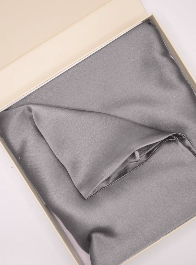 100% Mulberry Silkki Tyynyliina (OEKO-TEX) Vaaleanharmaa