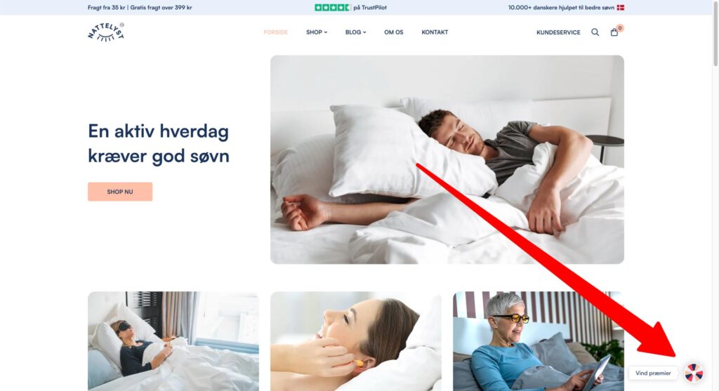 Webshopforside med sovende mand og rød pil, der peger på lykkehjul-knap Vind præmier nederst til højre