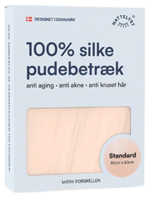 Hvid æske med 100% silke pudebetræk i beige, standard 60x63 cm, designet i Danmark