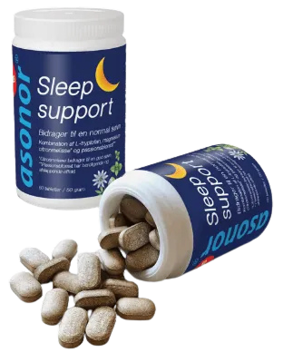 Søvnprodukt: to blå beholdere med Sleep Support-etiket, en åben flaske med spredte brune tabletter