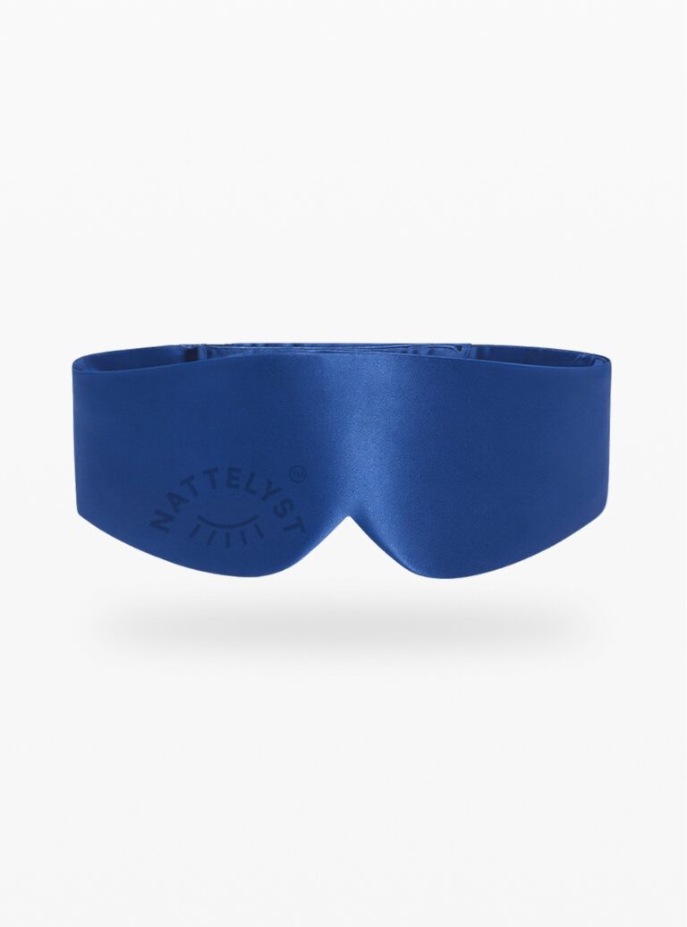Blå satin sovemaske med formet næseparti og diskret Nattelyst-logo