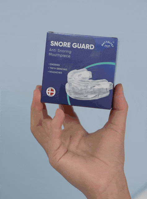 Hånd holder Snore Guard anti-snorke mundstykkeæske med billede af klar mundskinne